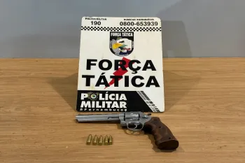 Pol�cias prendendo homem com arma de fogo. (Ajustada por IA)
