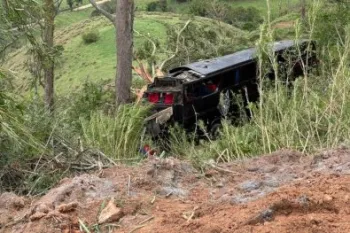 �nibus que caiu em ribanceira em Cruzeiro, SP.