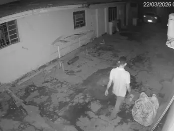 V�deos de c�meras de seguran�a mostram o suspeito invadindo o im�vel.