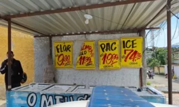 Cartazes encontrados na comunidade imitavam ofertas de supermercado para vender drogas