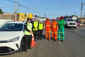 Equipes da Secretaria de Mobilidade Urbana atuam na organiza��o do tr�nsito em V�rzea Grande