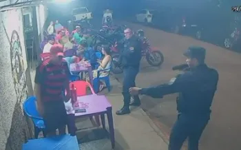 Homem � detido em bar com pistola falsa fingindo ser policial