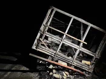 Carreta carregada com materiais de minera��o pega fogo e impede tr�fego em rodovia de MT