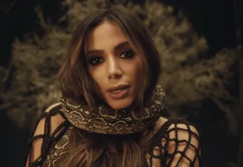 Anitta vai parar em terreiro e  flagrada lavando banheiro e varrendo o cho