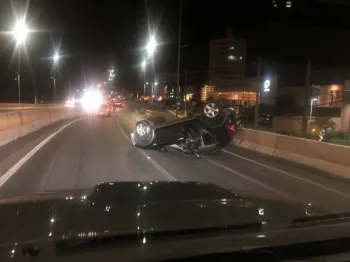Carro capota em viaduto na Miguel Sutil
