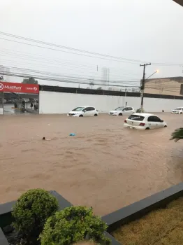 Chuva intensa alaga  a capital e causa transtornos