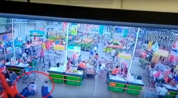 Assaltante foi morto abra�ado com seguran�a feita �ref�m�