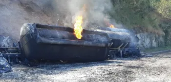 Carreta carregada com 43 mil litros de combust�vel explode