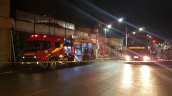 Inc�ndio de grandes propor��es atinge tr�s lojas em Cuiab�