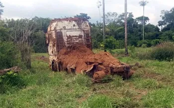 Caminh�o furtado em Mato Grosso � encontrado enterrado em fazenda no Par�