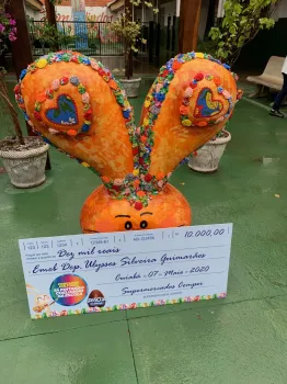 Comper entrega pr�mio da campanha >T� Pintando Coelhinho na Escola>