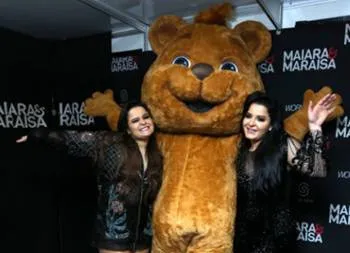 Maiara e Mara�sa fazem show com urso misterioso no Rio de Janeiro