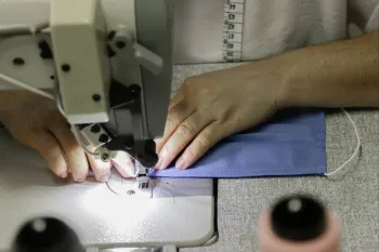 Presos produzem mscaras e jalecos para servidores que atuam no combate ao coronavrus