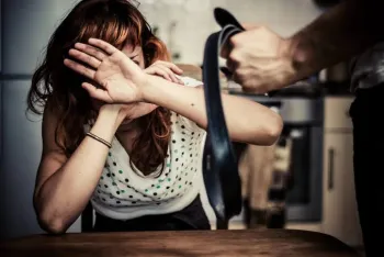 Homem  preso por arremessar telha na cabea de mulher e ameaar jogar beb em crrego