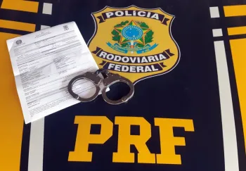 PRF prende foragido da justi�a paulista dentro de �nibus na BR 101