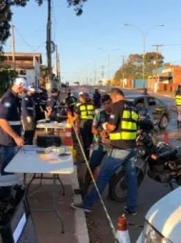 Blitz prende 8 motoristas b�bados na noite de domingo em VG