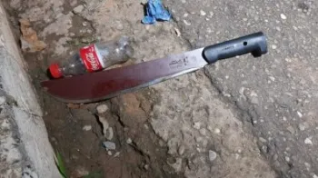 Homem tenta matar irm�o com facada pelas costas em VG