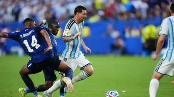 A Fifa n�o fez coment�rios sobre as alega��es de que a entidade tenha beneficiado a equipe de Messi