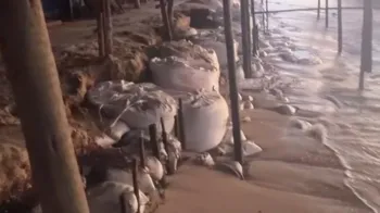Moradores colocam sacos cheios de areia na tentativa de evitar destrui��o das barracas / Cr�dito: Daniel Filho/Reprodu��o/Divulga��o