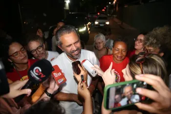 Elmano participou de com�cio ao lado da ministra da Cultura, Margareth Menezes. (Foto: Kid J�nior)