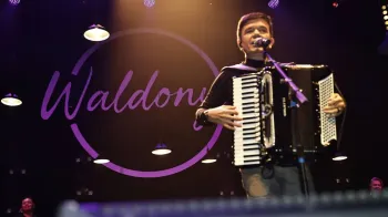 Waldonys Menezes no palco do Teatro RioMar