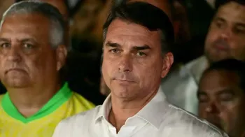 Fl�vio Bolsonaro atribuiu vit�ria de Lula a supostos abusos de poder pol�tico e econ�mico. Foto: PABLO PORCIUNCULA/AFP.