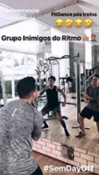 Neymar chega ao Brasil e visita amigos, liberado pelo PSG.