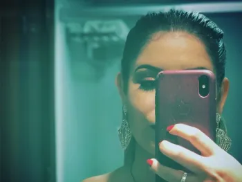 DE TOPLESS, MAR�LIA MENDON�A POSTA SELFIE E RECEBE ELOGIO DE IVETE SANGALO