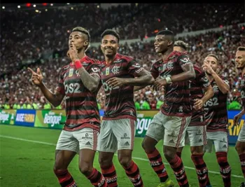 Flamengo leva susto, mas goleia o Cear� no Maracan�