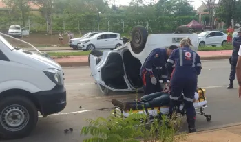 Motorista fura barreira policial e capota carro na MT-251