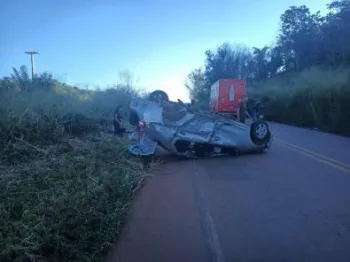 Carro capota em rodovia e 4 ficam feridos
