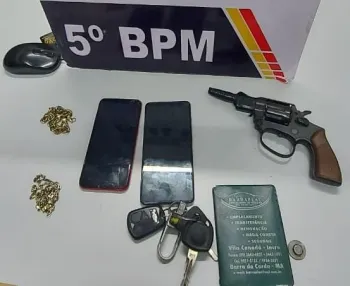 Dupla � presa ap�s cair em barranco com ve�culo roubado