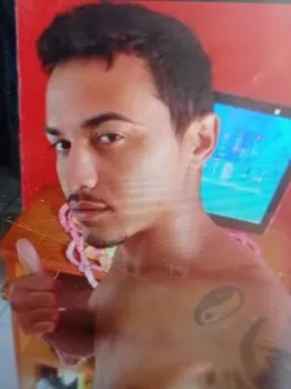 Bandidos invadem obra, matam rival e levam cabe�a em mochila
