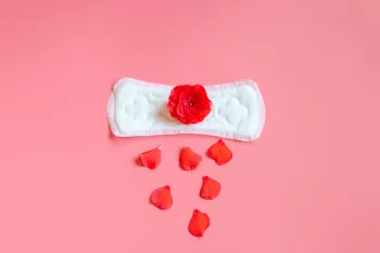 Aumento do fluxo menstrual e sangramentos mais longos devem ser observados, especialmente quando persistem ao longo dos ciclos (Imagem: Pelagija | Shutterstock)