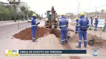 Obra de esgotamento sanit�rio executada em rua de Teresina. Foto: Divulga��o/�guas de Teresina