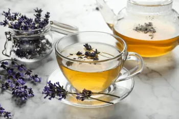 Ch� de lavanda com capim-santo (Imagem: New Africa | Shutterstock)