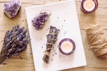 A defuma��o com lavanda pode ser uma escolha interessante para quem deseja ter um m�s mais leve (Imagem: FotoHelin | Shutterstock)