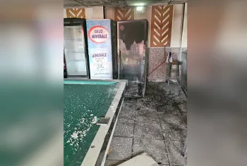 Inc�ndio em geladeira de bebidas � controlado com extintor em loja de Cambori�.