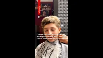 Colegas de time raspam a cabe�a para apoiar menino de 10 anos com c�ncer (Ajustada por IA)