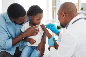A prote��o das crian�as depende tamb�m da aten��o dos respons�veis �s vacinas recomendadas para cada faixa et�ria (Imagem: PeopleImages | Shutterstock)