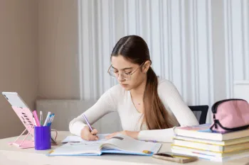 Relacionar teorias a situa��es sociais e pol�ticas ajuda a compreender os conceitos de Filosofia e Sociologia (Imagem: Ira.foto.2024 | Shutterstock)