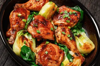 Frango assado glaceado com acelga chinesa (Imagem: from my point of view | Shutterstock)