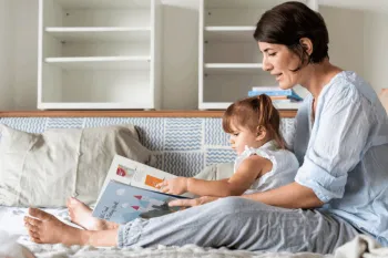 Ao manusear o livro, a crian�a deixa de apenas acompanhar a narrativa (Imagem: Rawpixel.com | Shutterstock)