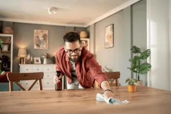 � importante evitar materiais que podem remover o verniz, alterar a colora��o e causar danos permanentes � superf�cie de madeira (Imagem: Migma__Agency | Shutterstock)