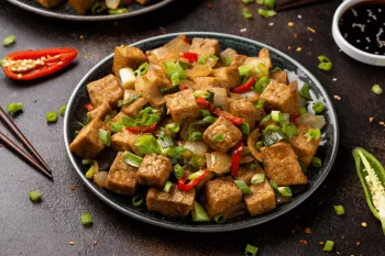 Tofu salteado com legumes e pimenta (Imagem: DronG | Shutterstock)