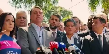 Fl�vio Bolsonaro durante entrevista coletiva em Bras�lia para confirmar apoio de partidos (Reprodu��o)