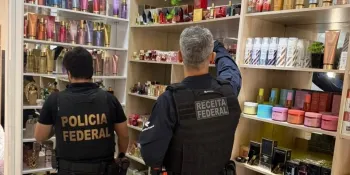 Pol�cia Federal e Receita Federal cumpriram mandados de busca e apreens�o em Uberaba durante a Opera��o Fronteira Oculta.
