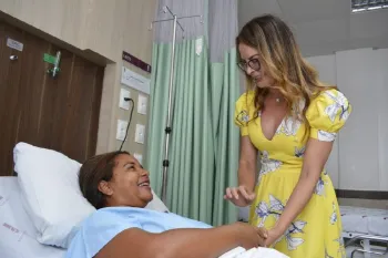 Primeira-dama visita irm�s que realizaram cirurgia de transplante de rins