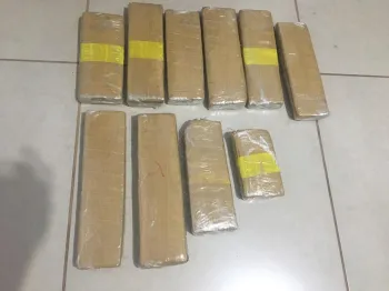 Pol�cia Civil apreende mala com 10 tabletes de maconha dentro de �nibus