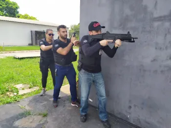 Policiais participam de qualifica��o t�tica para abordagem em ambientes